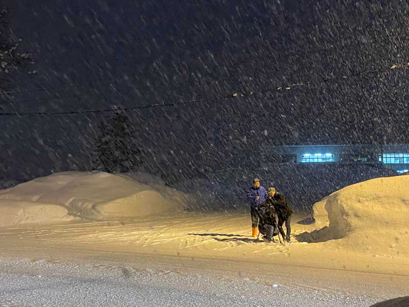 夜間・降雪時の撮影中、車両を待つスタッフ