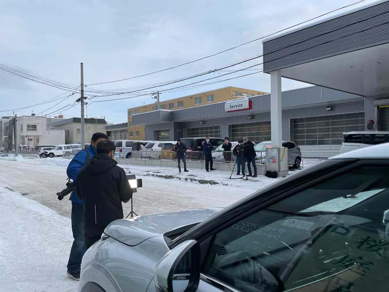 北海道三菱様本社前で撮影の一コマ